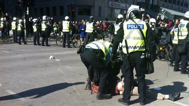 Des policiers procèdent à une arrestation. Des policiers procèdent à une arrestation.