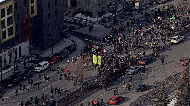 Les étudiants marchent sur René-Lévesque. Les étudiants marchent sur René-Lévesque.