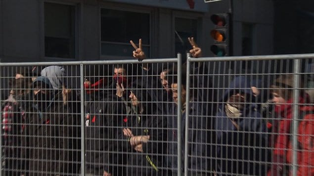 Les manifestants avaient érigé une clôture rue Sherbrooke. Les manifestants avaient érigé une clôture rue Sherbrooke.