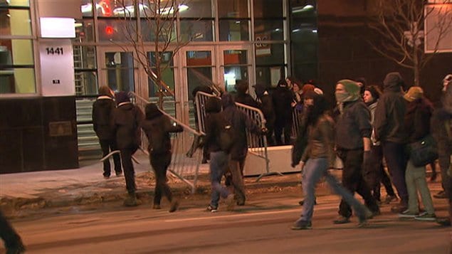 Les manifestants s'en prennent au quartier général du SPVM, rue Saint-Urbain. Les manifestants s'en prennent au quartier général du SPVM, rue Saint-Urbain.