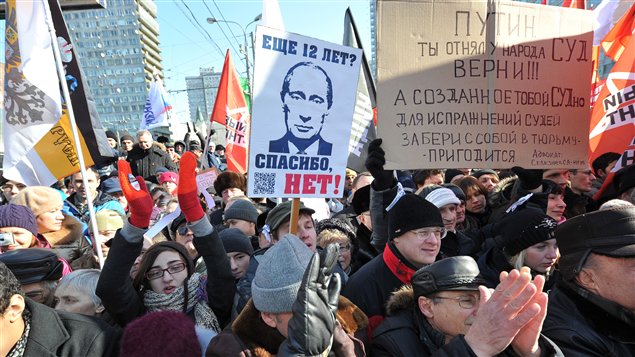 Des opposants au régime du premier ministre et président élu Vladimir Poutine manifestent à Moscou, en Russie (10 mars 2012). Des opposants au régime du premier ministre et président élu Vladimir Poutine manifestent à Moscou, en Russie (10 mars 2012).