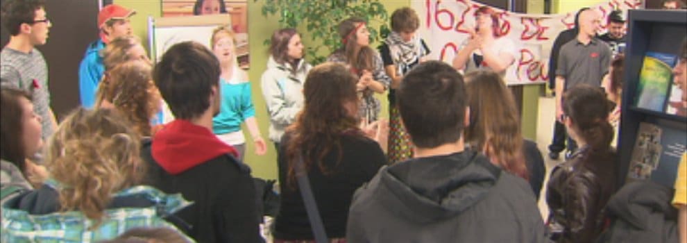 Des étudiants ont occupé les bureaux du ministère de l'Éducation, à Saguenay Des étudiants ont occupé les bureaux du ministère de l'Éducation, à Saguenay