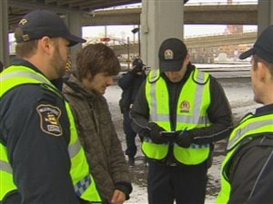 Une douzaine de manifestants ont été arrêtés par la police de Québec. Une douzaine de manifestants ont été arrêtés par la police de Québec.