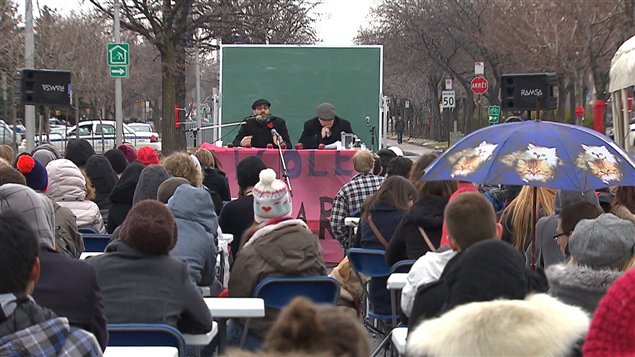 Des étudiants en grève assistent à un cours en plein air au cégep Édouard-Montpetit. Des étudiants en grève assistent à un cours en plein air au cégep Édouard-Montpetit.