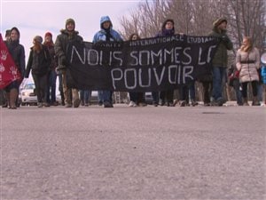 Les étudiants ont manifesté, vendredi, dans les rues de Saguenay. Les étudiants ont manifesté, vendredi, dans les rues de Saguenay.