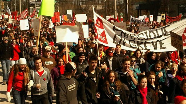 Plus de 2000 étudiants ont pris d'assaut la rue King Ouest à Sherbrooke. Plus de 2000 étudiants ont pris d'assaut la rue King Ouest à Sherbrooke.