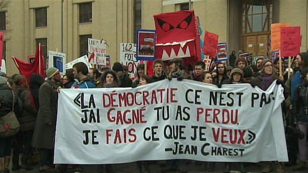Des centaines d'étudiants en grève de l'Université de Montréal lors d'une manifestation à la mi-mars. Des centaines d'étudiants en grève de l'Université de Montréal lors d'une manifestation à la mi-mars.