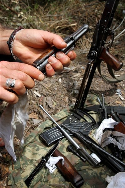 Des armes de réfugiés syriens rencontrés par Luc Chartrand en Syrie Des armes de réfugiés syriens rencontrés par Luc Chartrand en Syrie