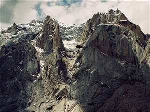 Un hélicoptère de l'armée survolant le glacier de Siachen, en 2003 Un hélicoptère de l'armée survolant le glacier de Siachen, en 2003