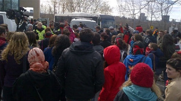Plus d'une centaine d'étudiants s'étaient rués à l'arrière du pavillon Taché après qu'un professeur eut été arrêté (archives). Plus d'une centaine d'étudiants s'étaient rués à l'arrière du pavillon Taché après qu'un professeur eut été arrêté (archives).