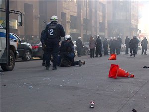 Les policiers arrêtent un manifestant au centre-ville de Montréal. Les policiers arrêtent un manifestant au centre-ville de Montréal.