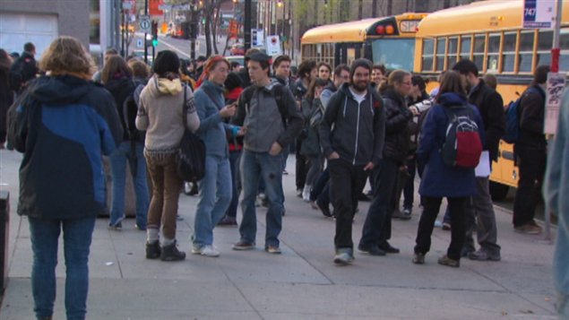 Des étudiants quittent Montréal en autobus Des étudiants quittent Montréal en autobus