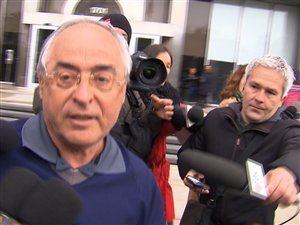 Le maire Richard Marcotte était attendu de pied ferme par les journalistes à sa sortie du quartier général de la SQ. Le maire Richard Marcotte était attendu de pied ferme par les journalistes à sa sortie du quartier général de la SQ.