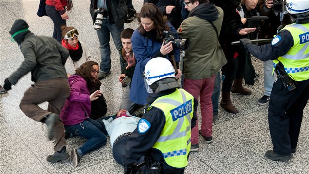 Un manifestant blessé au Palais des congrès Un manifestant blessé au Palais des congrès