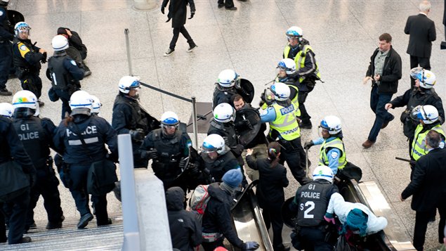 Manifestants et policiers au Palais des congrès Manifestants et policiers au Palais des congrès