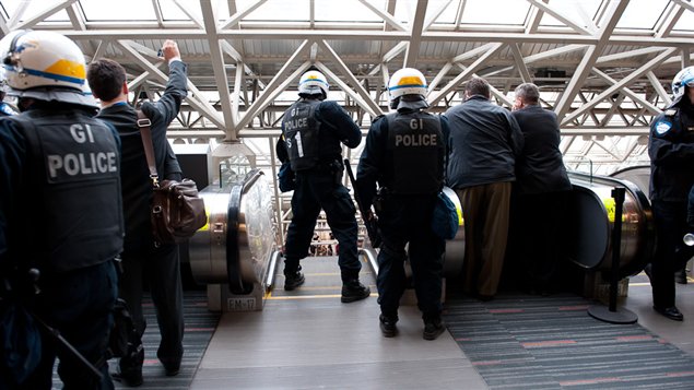 Des policiers intervenant au Palais des congrès Des policiers intervenant au Palais des congrès