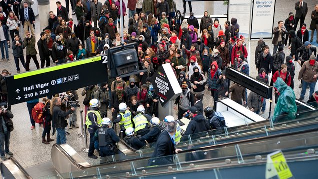 Manifestants et policiers au Palais des congrès Manifestants et policiers au Palais des congrès