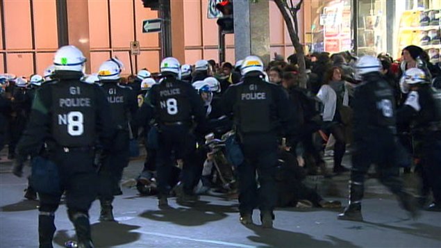 La police tente de disperser la foule au centre-ville. La police tente de disperser la foule au centre-ville.