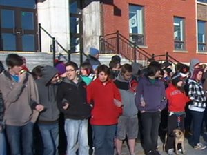 Plusieurs dizaines d'étudiants tentent de bloquer l'entrée principale du Cégep de Sherbrooke. Plusieurs dizaines d'étudiants tentent de bloquer l'entrée principale du Cégep de Sherbrooke.