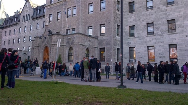 Des étudiants se réunissent devant le Cégep St-Laurent Des étudiants se réunissent devant le Cégep St-Laurent