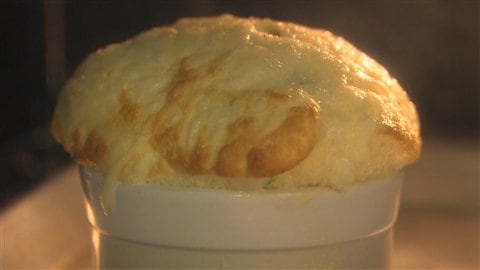 Le soufflé aux anchois, cheddar et oseille, du chef Michel Roux. Le soufflé aux anchois, cheddar et oseille, du chef Michel Roux.