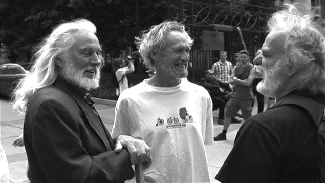 Serge Mongeau au centre en compagnie de l'artiste Armand Vaillancourt et de Serge Sévigny Serge Mongeau au centre en compagnie de l'artiste Armand Vaillancourt et de Serge Sévigny