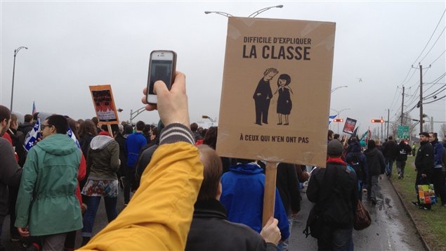 Une pancarte de la CLASSE lors de la manifestation à Victoriaville Une pancarte de la CLASSE lors de la manifestation à Victoriaville