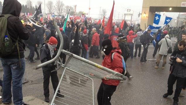 Une barricade démantelée par des manifestants à Victoriaville Une barricade démantelée par des manifestants à Victoriaville