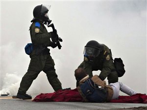 Les manifestations ont tourné en émeutes le 4 mai, à Victoriaville. Les manifestations ont tourné en émeutes le 4 mai, à Victoriaville.