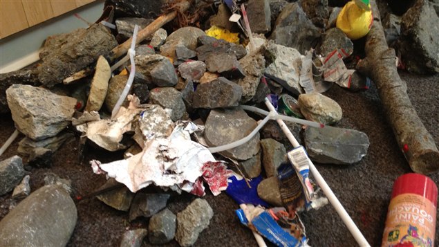 Objets lancés par des manifestants à Victoriaville et ramassés par la police. Objets lancés par des manifestants à Victoriaville et ramassés par la police.