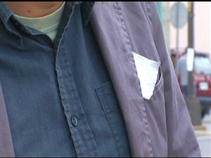 Des étudiants ont adopté le carré blanc comme symbole de résignation devant leur facture scolaire qui augmente. Des étudiants ont adopté le carré blanc comme symbole de résignation devant leur facture scolaire qui augmente.