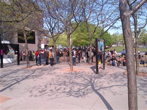 Des étudiants commencent à se rassembler pour manifester contre une injonction à l'UQAM. Des étudiants commencent à se rassembler pour manifester contre une injonction à l'UQAM.