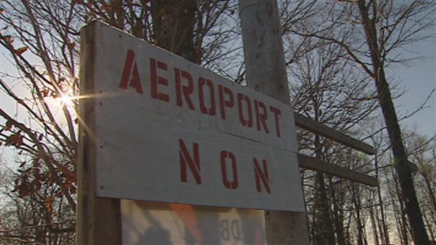 Les citoyens refusent de baisser les bras dans le dossier de l'aéroport de Neuville. Les citoyens refusent de baisser les bras dans le dossier de l'aéroport de Neuville.