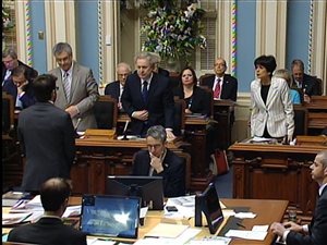 Le premier ministre Jean Charest se lève pour appuyer le principe du projet de loi spéciale déposé par son gouvernement. À gauche, le ministre de la Justice, Jean-Marc Fournier; à droite, la ministre de l'Éducation, Michelle Courchesne. Le premier ministre Jean Charest se lève pour appuyer le principe du projet de loi spéciale déposé par son gouvernement. À gauche, le ministre de la Justice, Jean-Marc Fournier; à droite, la ministre de l'Éducation, Michelle Courchesne.