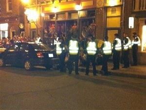 Les arrestations ont eu lieu dans le quartier Saint-Jean-Baptiste en face de ce bar de la rue Saint-Jean. Les arrestations ont eu lieu dans le quartier Saint-Jean-Baptiste en face de ce bar de la rue Saint-Jean.