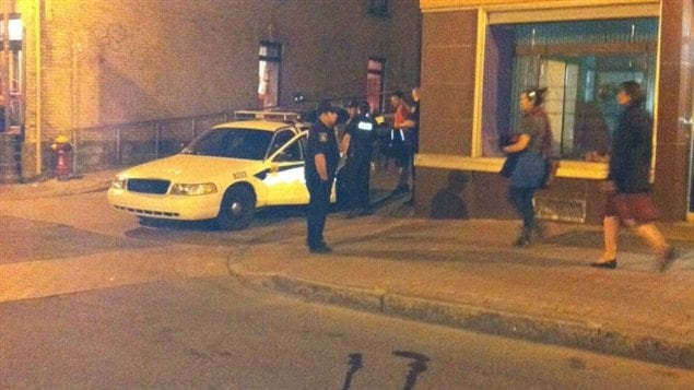 Un des manifestants est arrêté par les policiers sur la rue Scott. Un des manifestants est arrêté par les policiers sur la rue Scott.