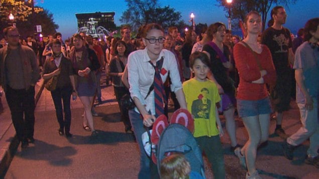 Des centaines de manifestants ont marché dans les rues de Québec pour dénoncer la hausse des droits de scolarité et l'adoption de la loi 78. Des centaines de manifestants ont marché dans les rues de Québec pour dénoncer la hausse des droits de scolarité et l'adoption de la loi 78.