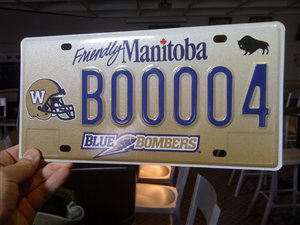 Une plaque d’immatriculation à l'effigie de l'équipe de football des Blue Bombers de Winnipeg Une plaque d’immatriculation à l'effigie de l'équipe de football des Blue Bombers de Winnipeg