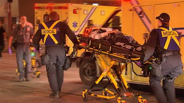 Un manifestant a été blessé après avoir été heurté par une voiture sur la rue Sainte-Catherine Ouest. Un manifestant a été blessé après avoir été heurté par une voiture sur la rue Sainte-Catherine Ouest.