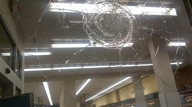 La vitrine du Pharmaprix a été fracassée. La vitrine du Pharmaprix a été fracassée.
