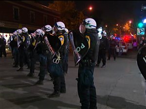 Le SPVM se tient prêt à intervenir dans le cadre de la 30e manifestation nocturne à Montréal. Le SPVM se tient prêt à intervenir dans le cadre de la 30e manifestation nocturne à Montréal.