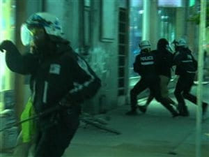 113 personnes ont été arrêtées lors de la manifestation nocturne tenue mardi soir à Montréal. 113 personnes ont été arrêtées lors de la manifestation nocturne tenue mardi soir à Montréal.