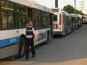 Les manifestants arrêtés ont passé la nuit menottés dans des autobus de la STM. Les manifestants arrêtés ont passé la nuit menottés dans des autobus de la STM.