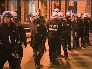 Une ligne imposante de policiers bloquaient l'accès à la rue Saint-Denis. Une ligne imposante de policiers bloquaient l'accès à la rue Saint-Denis.