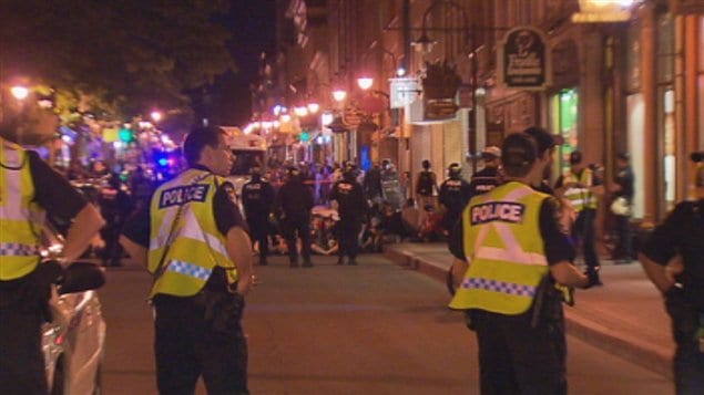 La présence policière était imposante lors de la manifestation. La présence policière était imposante lors de la manifestation.