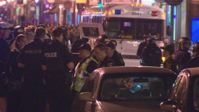 Les manifestants ont été transportés au Centre de foires. Les manifestants ont été transportés au Centre de foires.
