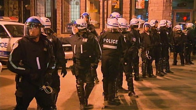 Une ligne imposante de policiers bloquait l'accès à la rue Saint-Denis. Une ligne imposante de policiers bloquait l'accès à la rue Saint-Denis.
