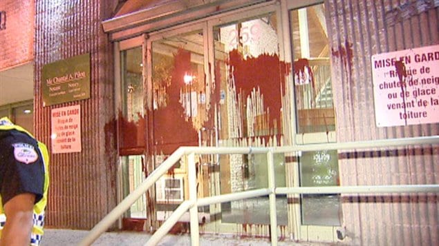 De la peinture rouge a été renversée sur la façade du bureau de la député Maryse Gaudreault dans la nuit de vendredi à samedi. De la peinture rouge a été renversée sur la façade du bureau de la député Maryse Gaudreault dans la nuit de vendredi à samedi.