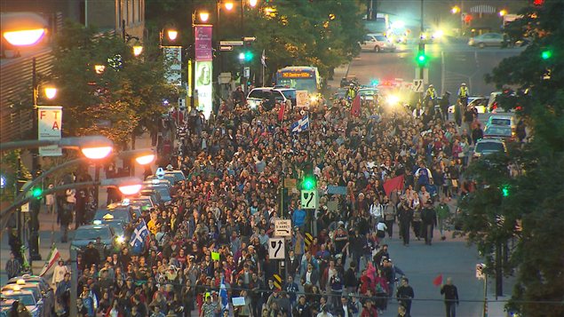 Des milliers de personnes sont de nouveau descendus dans les rues dans le cadre de la 35e manifestation nocturne. Des milliers de personnes sont de nouveau descendus dans les rues dans le cadre de la 35e manifestation nocturne.