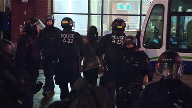 Les policiers de Québec ont embarqué les manifestants arrêtés un à un dans les autobus du RTC. Les policiers de Québec ont embarqué les manifestants arrêtés un à un dans les autobus du RTC.